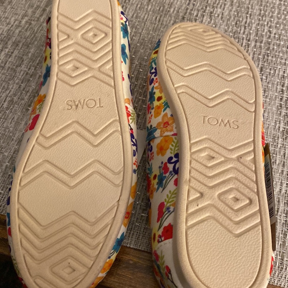 NWT Toms floral 8.5 - Picture 6 of 7